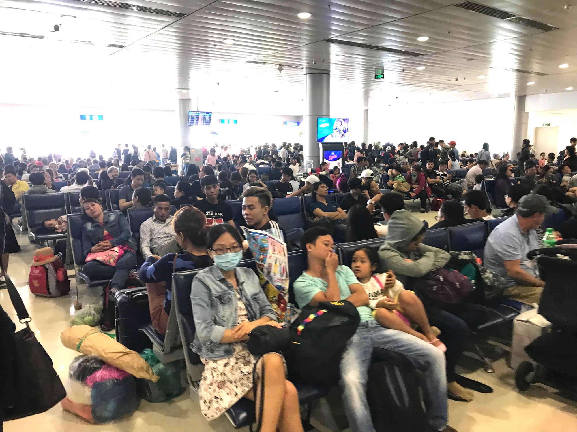 30 tháng chạp: Bến xe vắng hoe, sân bay Tân Sơn Nhất vẫn đông nghẹt - Ảnh 17.