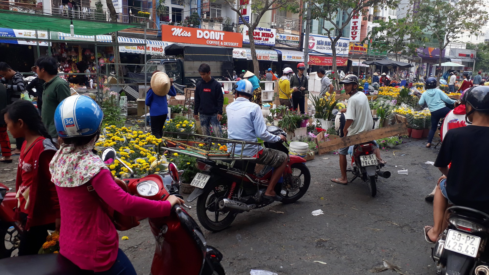 Người bán hoa kiểng ở miền Tây thà chở về chứ không bán rẻ như cho - Ảnh 8.