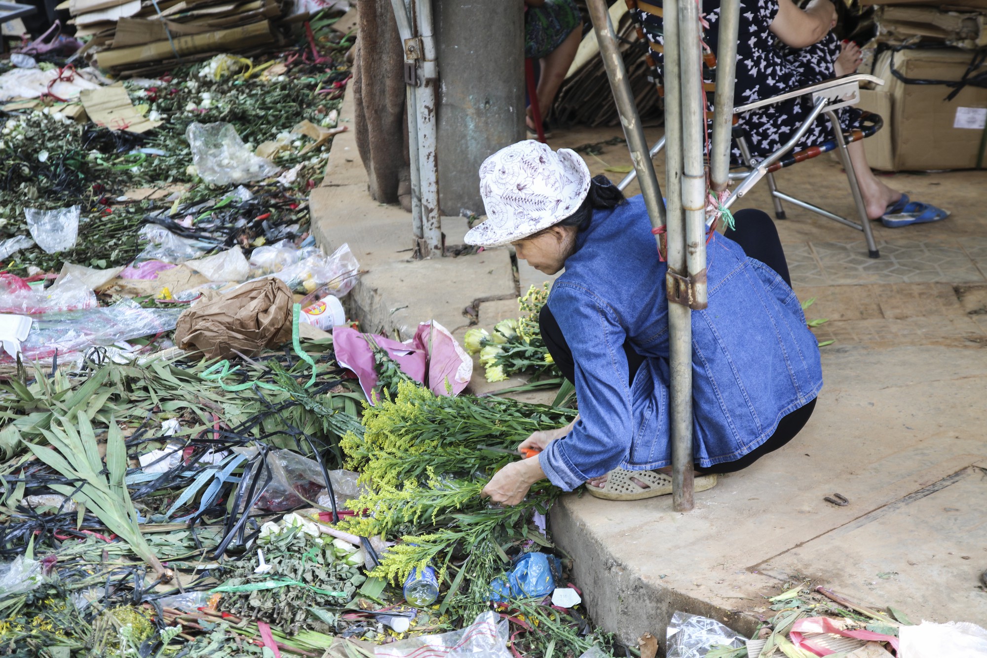 Hoa Tết dội chợ, chất như núi ở chợ hoa sỉ Đầm Sen, TP HCM - Ảnh 11.