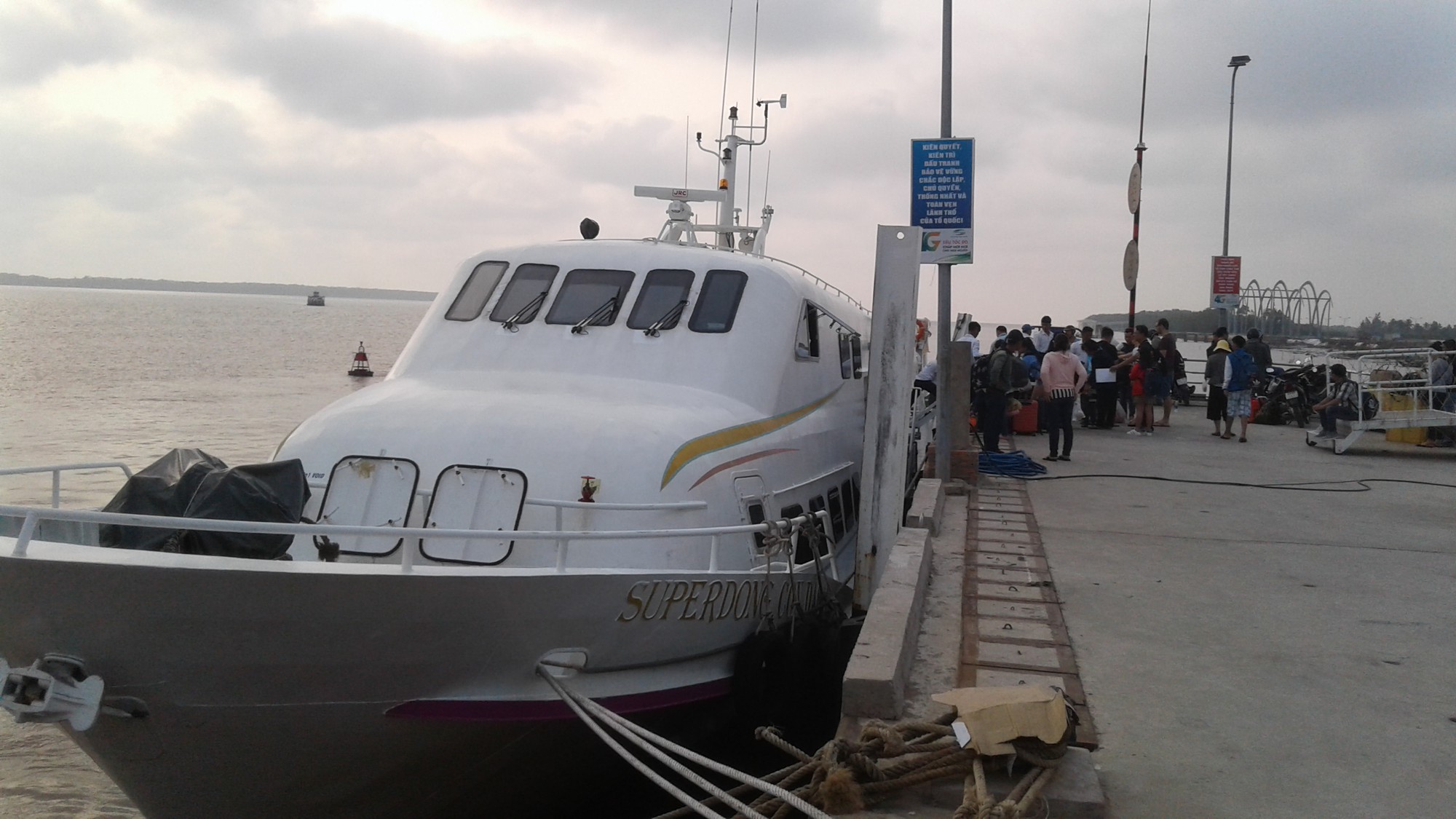 Tàu cao tốc Sóc Trăng – Côn Đảo tấp nập khách ngày Mùng 2 Tết - Ảnh 1.