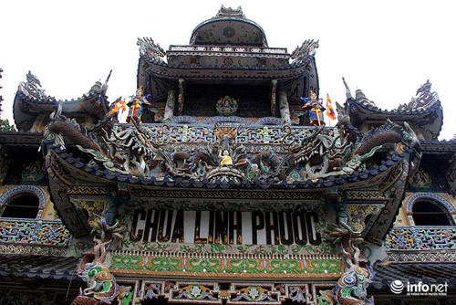 Đầu xuân viếng ngôi chùa có tượng Bồ tát bằng hoa lớn nhất thế giới - Ảnh 1.