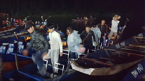 Hàng nghìn người xuyên đêm trẩy hội chùa Hương - Ảnh 3.