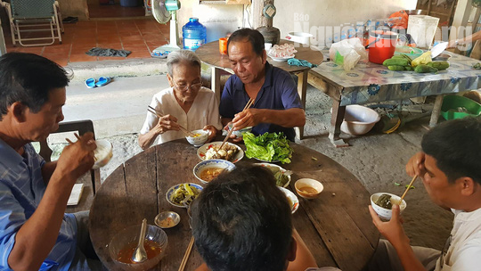 Mẹ già ngất đi khi thấy con trở về sau 33 năm làm đám giỗ - Ảnh 4.