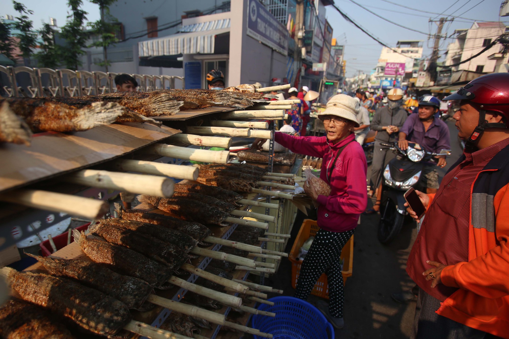Dân TP HCM hào hứng mua cá lóc nướng vía thần tài - Ảnh 4.