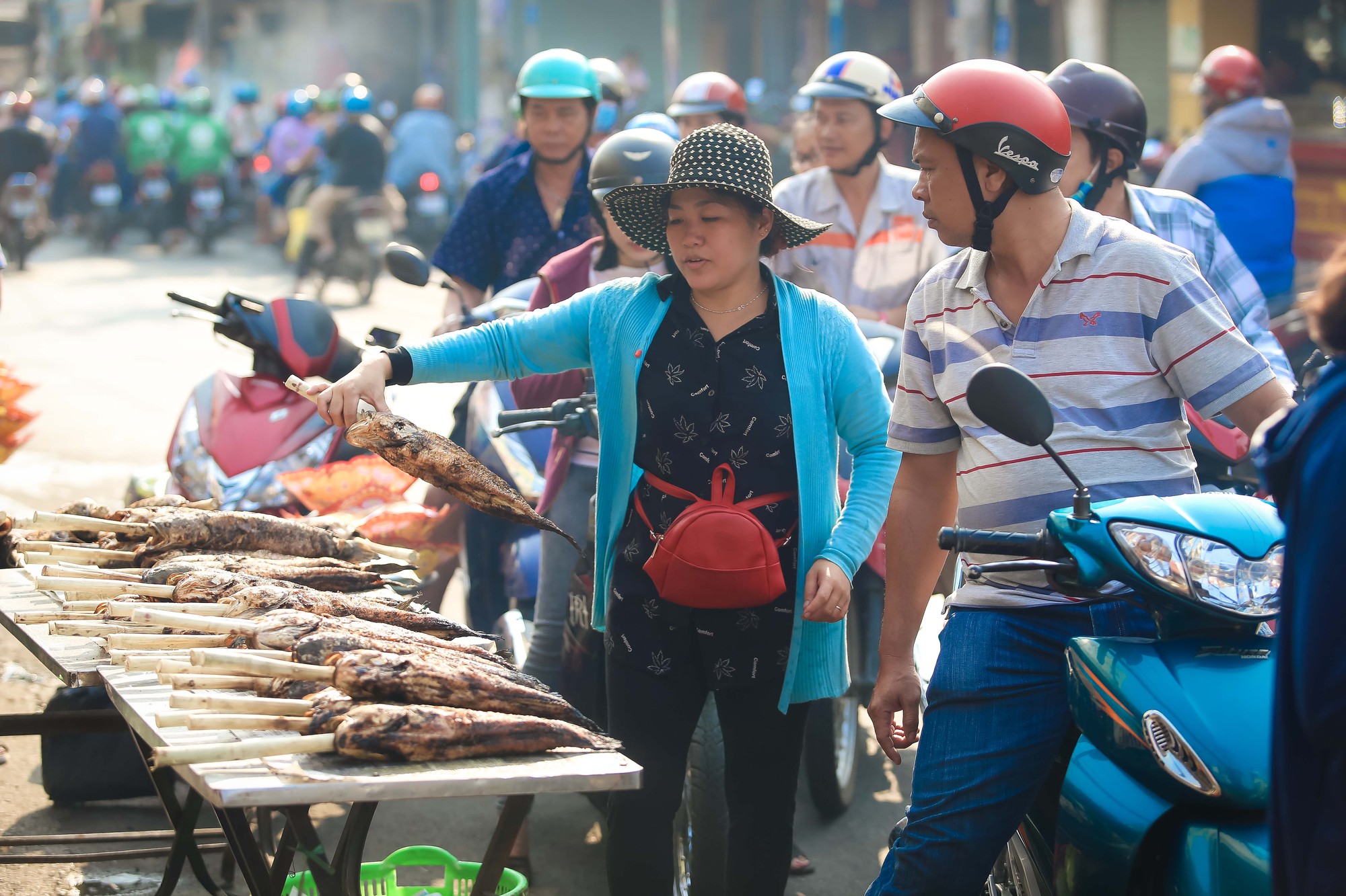 Dân TP HCM hào hứng mua cá lóc nướng vía thần tài - Ảnh 3.