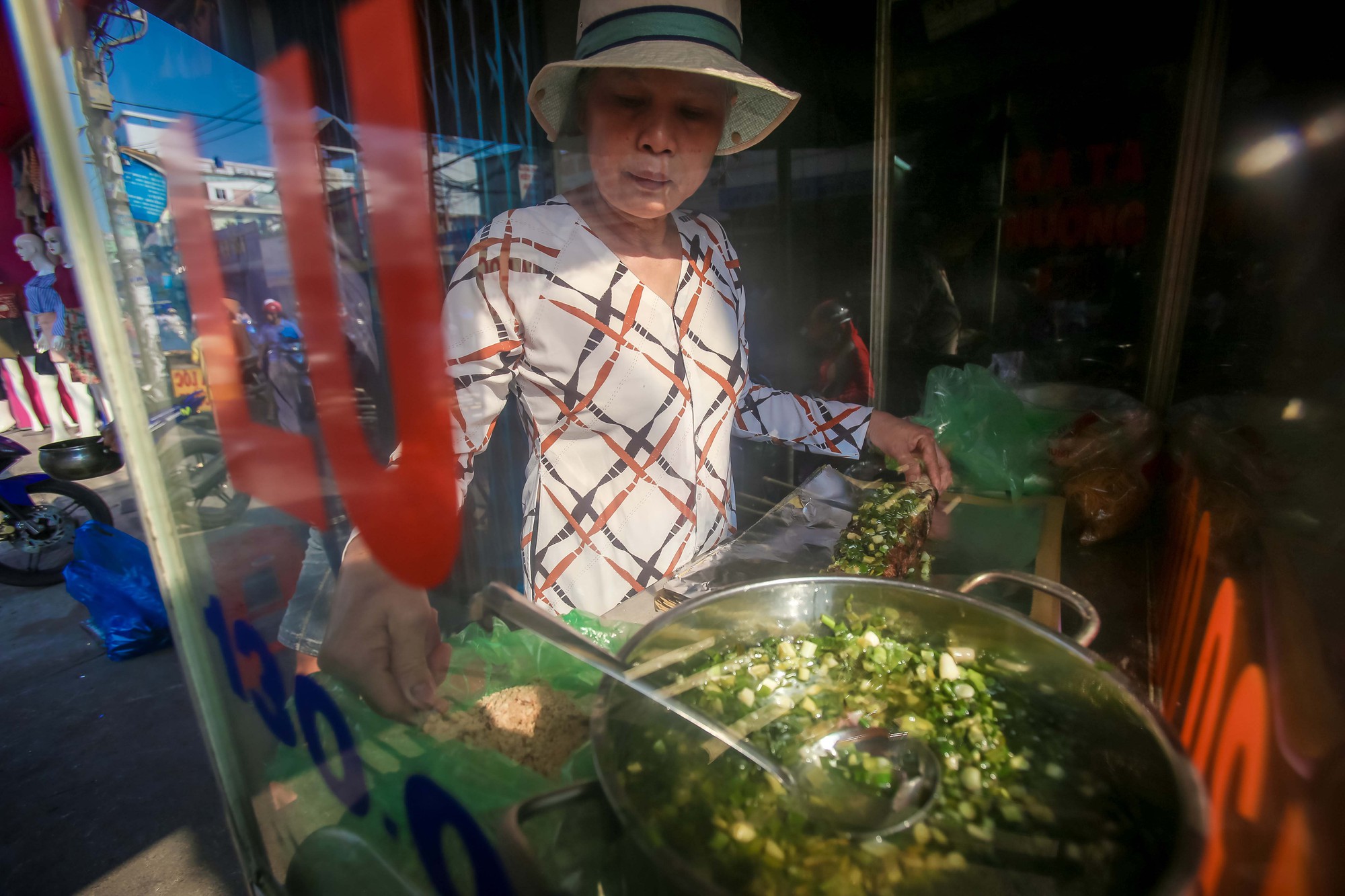 Dân TP HCM hào hứng mua cá lóc nướng vía thần tài - Ảnh 10.