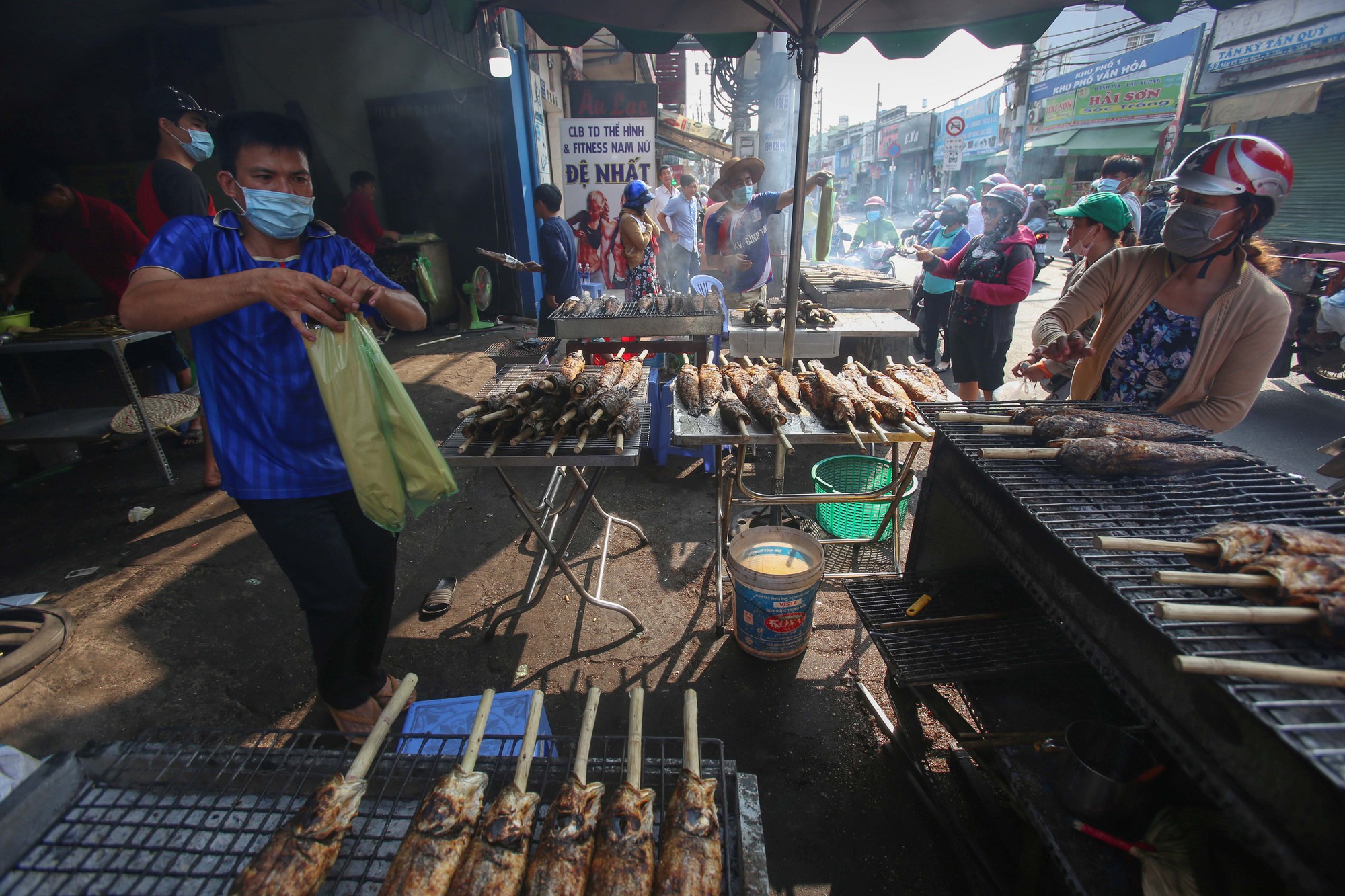 Dân TP HCM hào hứng mua cá lóc nướng vía thần tài - Ảnh 1.