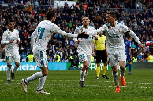 Ronaldo chờ thử sân đá chung kết Champions League - Ảnh 6.