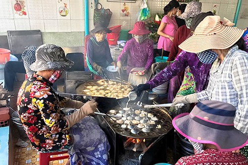 Khách đội nắng đợi hàng giờ để ăn bánh khọt nổi tiếng Vũng Tàu - Ảnh 2.