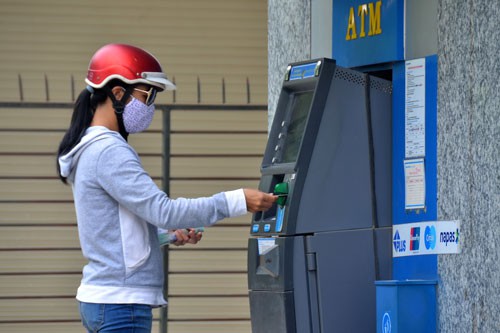 Giảm tải cho ATM dịp Tết - Ảnh 1.