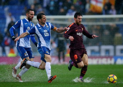 Hòa derby thủy chiến, Barcelona thoát hiểm tại Espanyol - Ảnh 7.