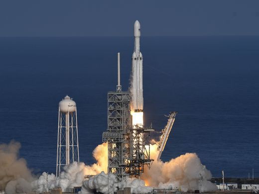 Ti phú Elon Musk phóng thành công tên lửa mạnh nhất thế giới - Ảnh 1.