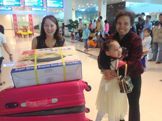 Hai chuyến bay từ Đài Loan đưa cô dâu Việt về quê ăn Tết - Ảnh 1.