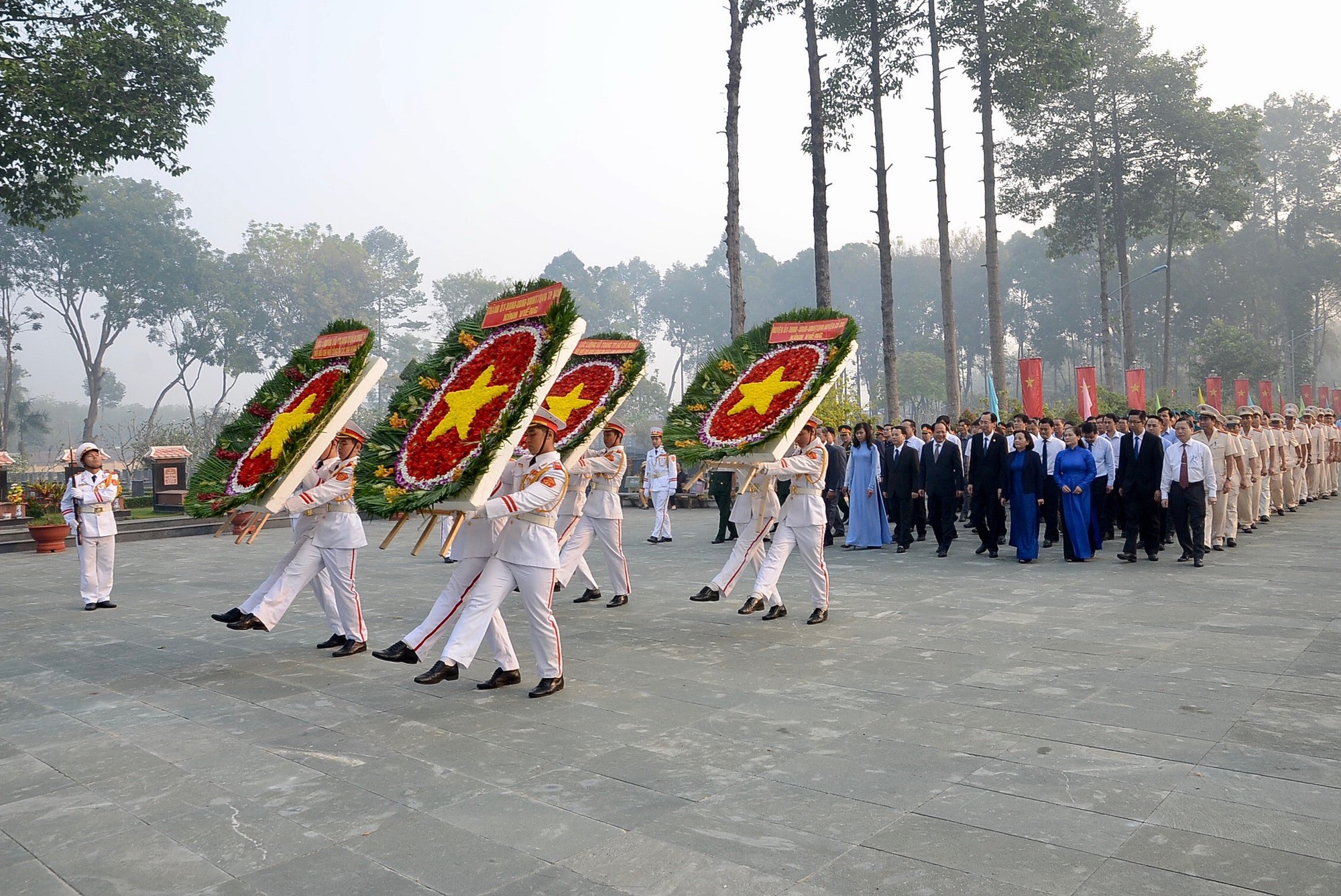 Lãnh đạo TP HCM viếng nghĩa trang liệt sĩ ngày giáp Tết - Ảnh 3.