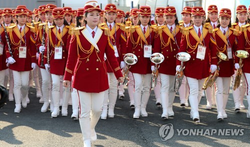 Em gái ông Kim Jong-un đến, Hàn Quốc truyền hình trực tiếp - Ảnh 8.