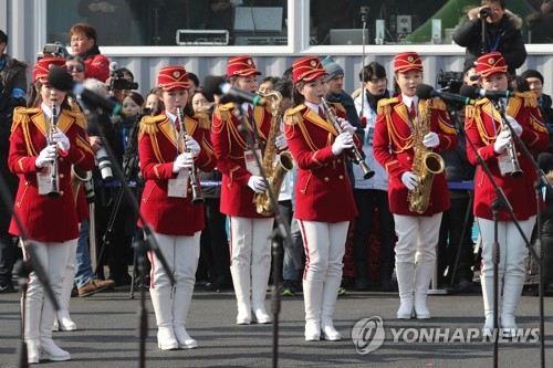 Em gái ông Kim Jong-un đến, Hàn Quốc truyền hình trực tiếp - Ảnh 7.