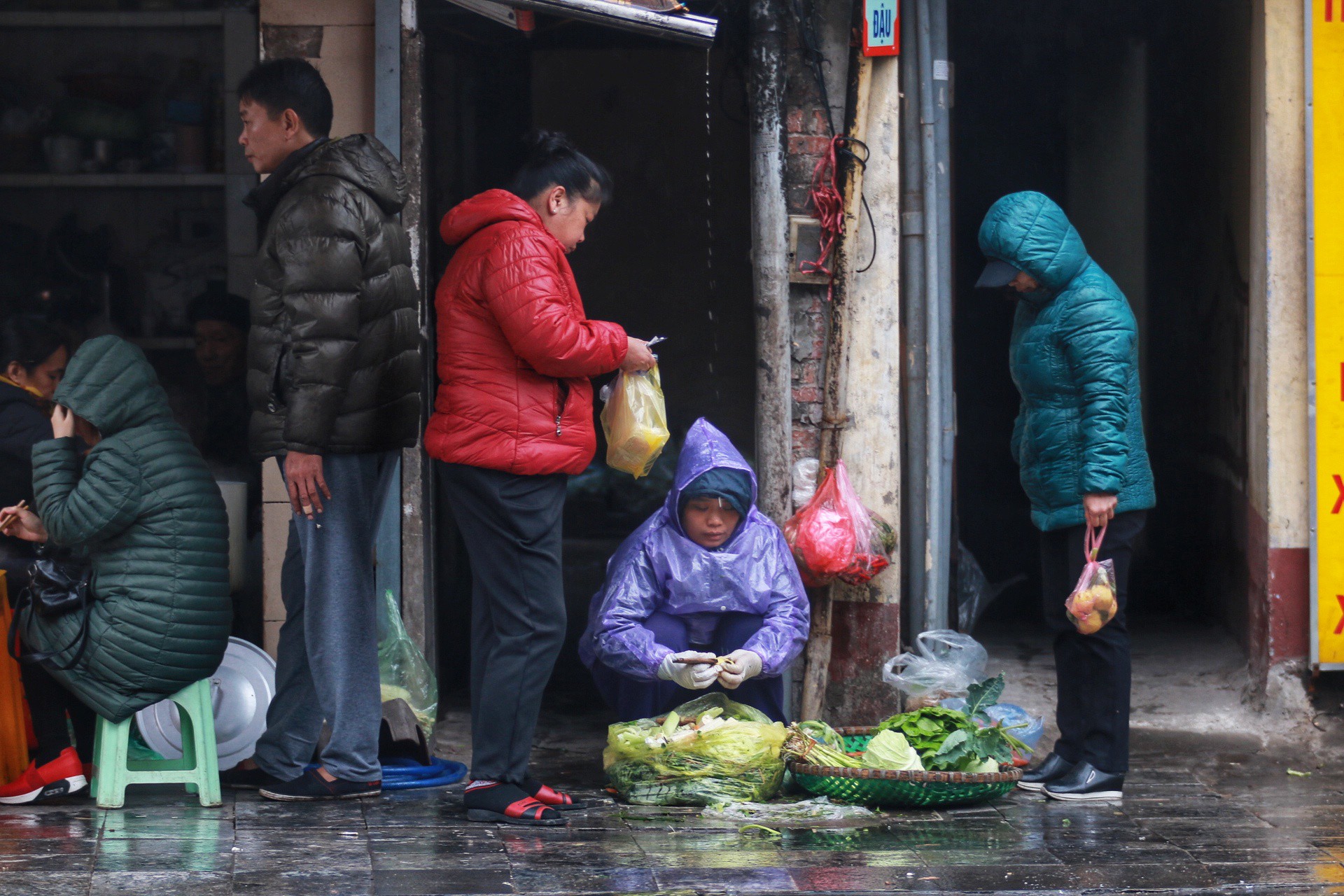 Cận cảnh người Hà Nội co ro trong mưa rét 9 độ C - Ảnh 4.