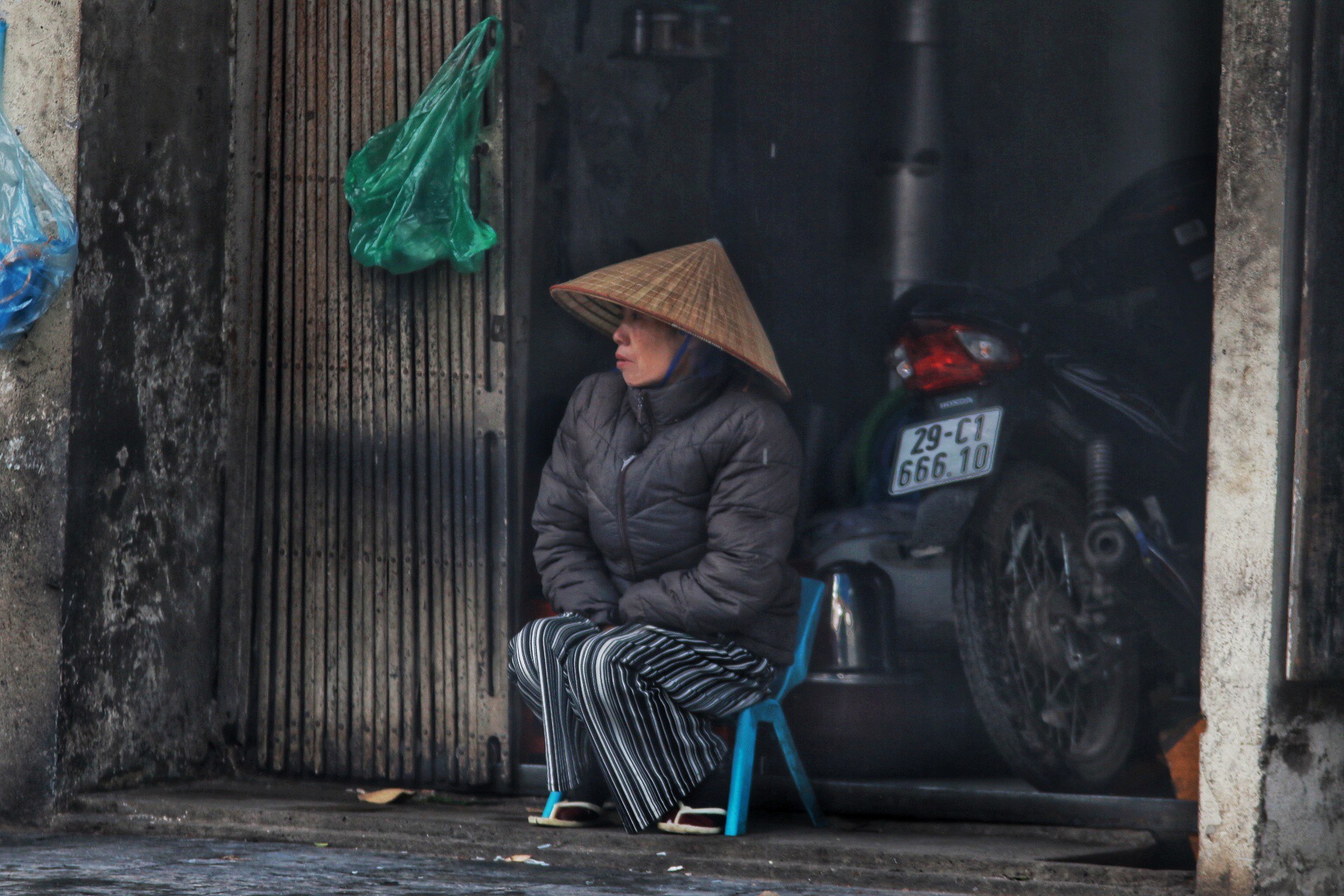 Cận cảnh người Hà Nội co ro trong mưa rét 9 độ C - Ảnh 6.