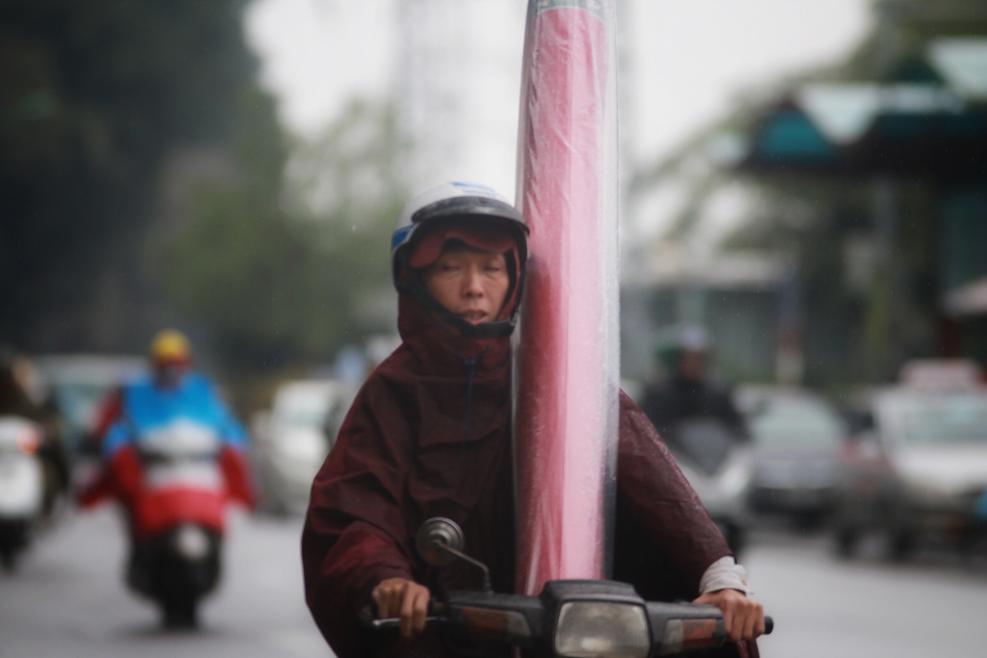 Cận cảnh người Hà Nội co ro trong mưa rét 9 độ C - Ảnh 10.