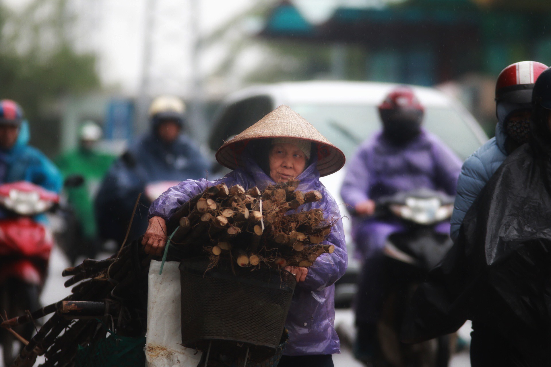 Cận cảnh người Hà Nội co ro trong mưa rét 9 độ C - Ảnh 12.