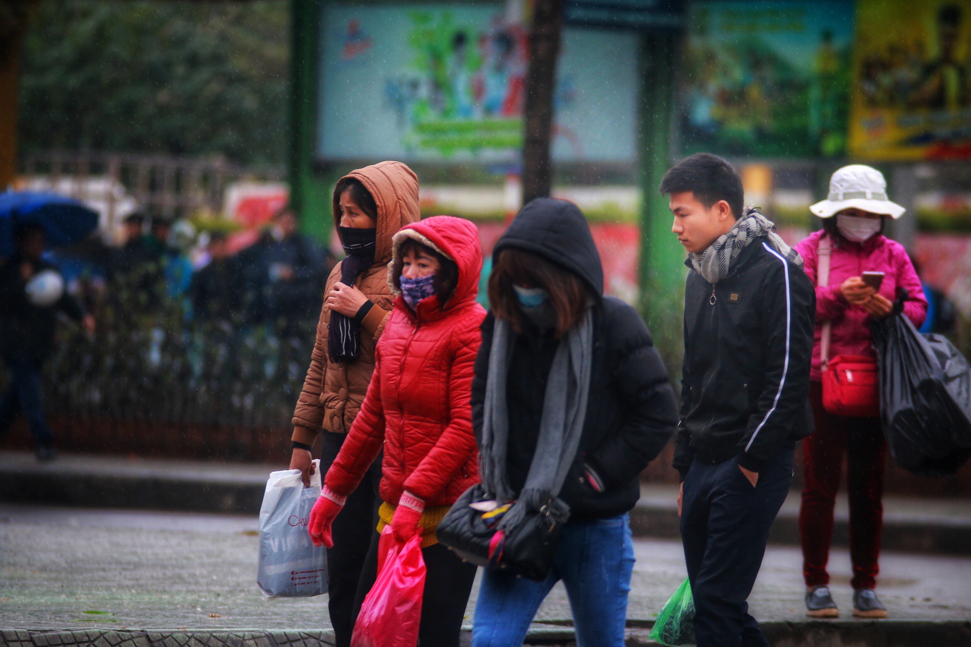 Cận cảnh người Hà Nội co ro trong mưa rét 9 độ C - Ảnh 13.