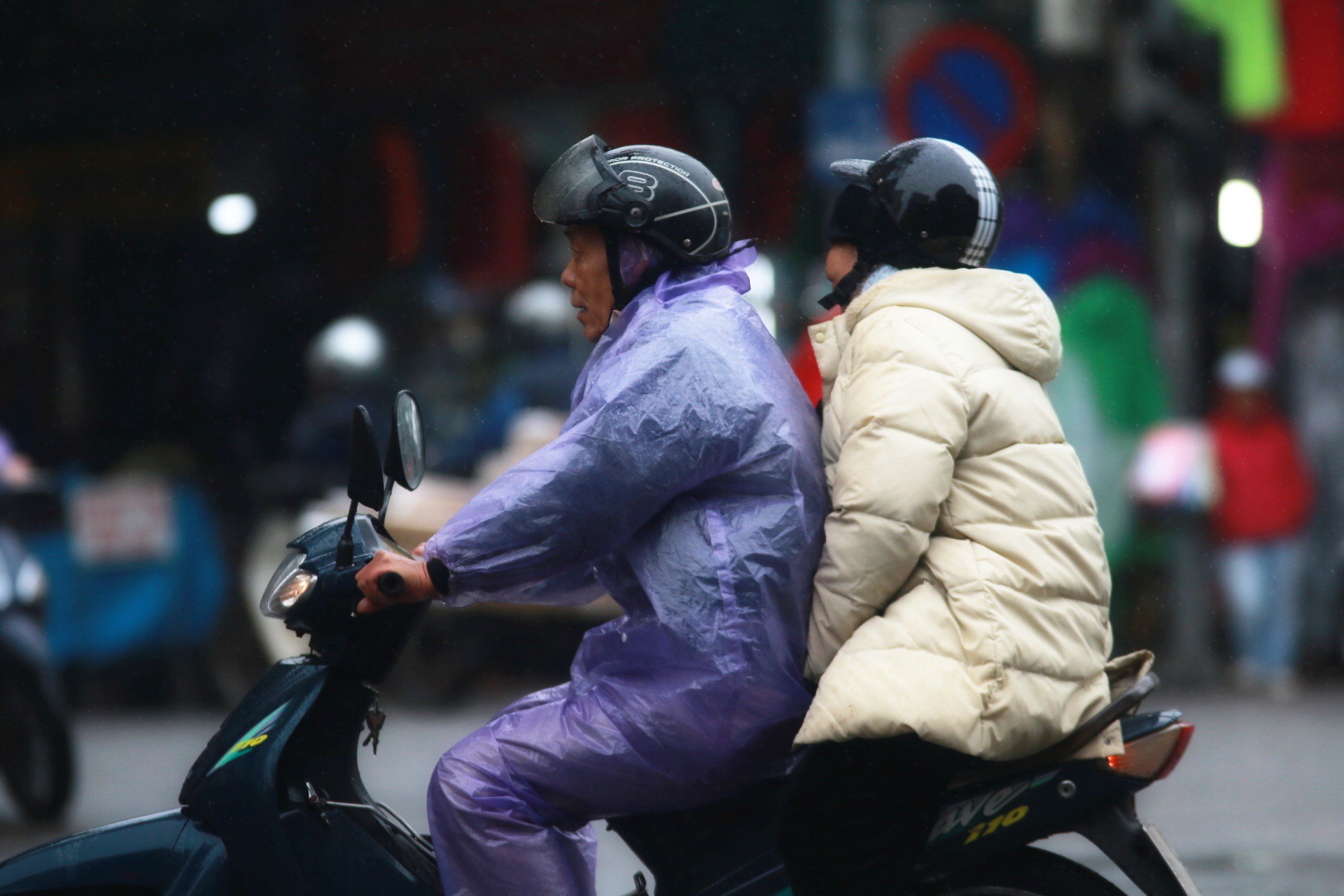 Cận cảnh người Hà Nội co ro trong mưa rét 9 độ C - Ảnh 14.