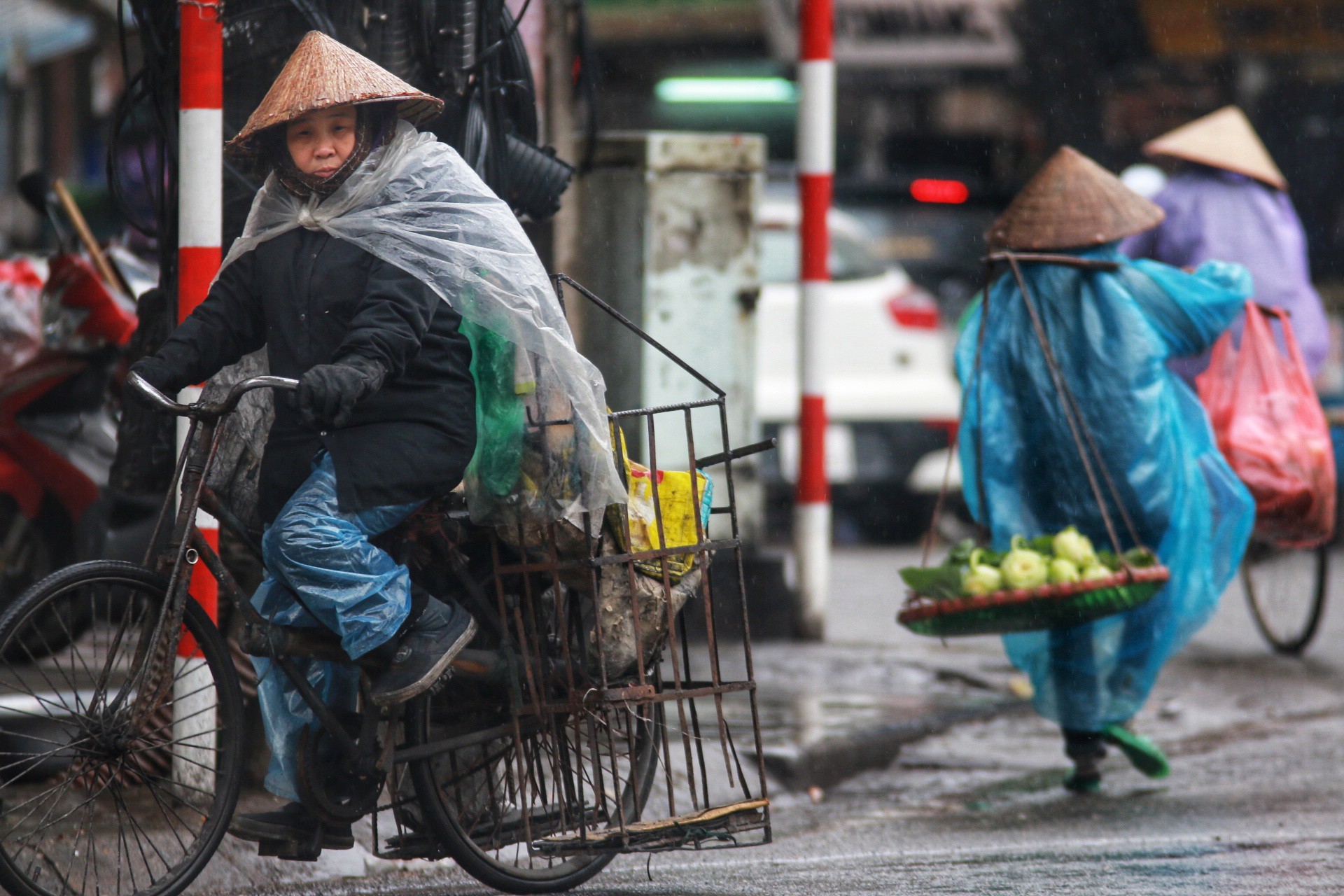 Cận cảnh người Hà Nội co ro trong mưa rét 9 độ C - Ảnh 15.