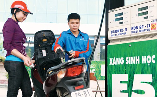 Giữ nguyên giá xăng, dầu diesel tăng 360 đồng/lít từ 15 giờ - Ảnh 1.