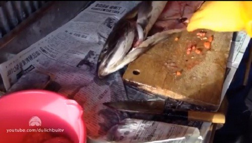 Cận cảnh thu hoạch trứng cá hồi siêu đắt ở Nhật Bản - Ảnh 6.