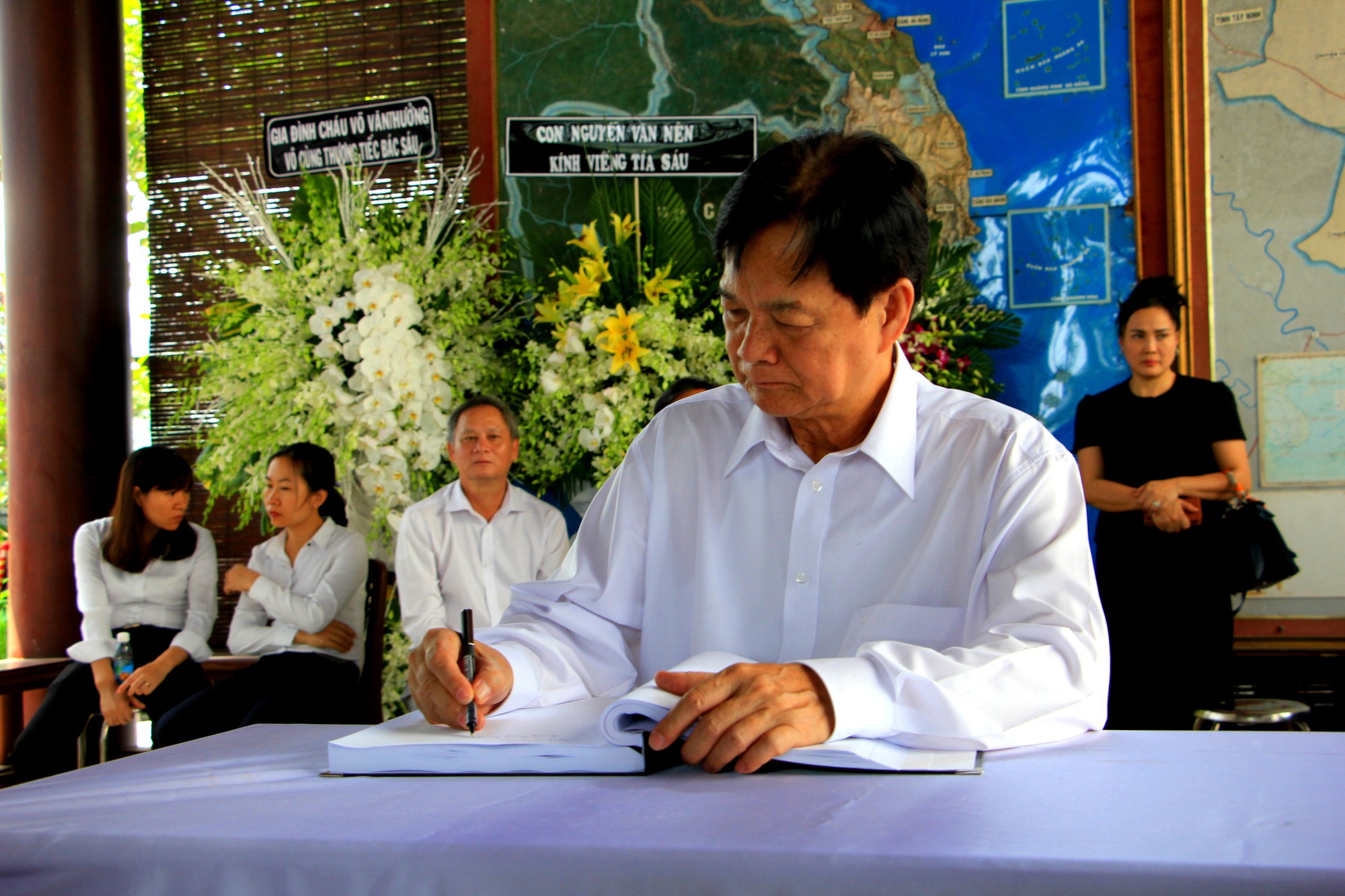 Nguyên Thủ tướng Nguyễn Tấn Dũng tiễn biệt cố Thủ tướng Phan Văn Khải - Ảnh 4.