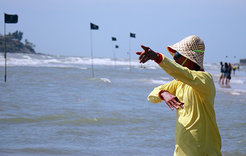 Hàng loạt ao xoáy nguy hiểm ở bãi biển Vũng Tàu - Ảnh 2.