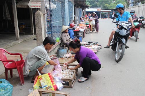 Đi chợ cùng công nhân - Ảnh 1.