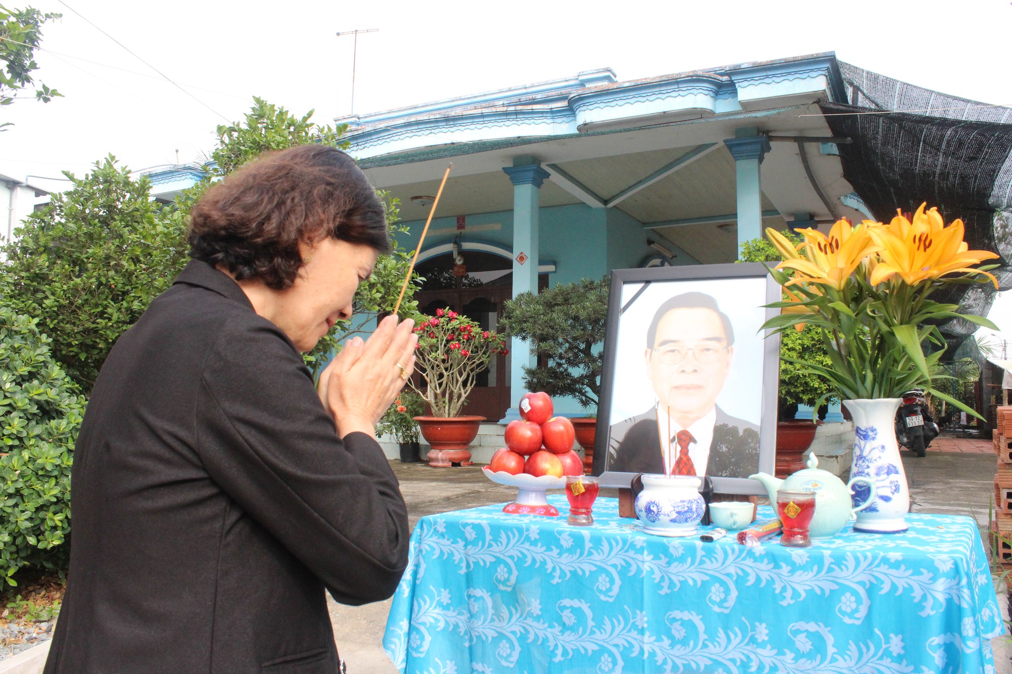 Người dân lập bàn thờ tiếc thương cố Thủ tướng Phan Văn Khải - Ảnh 5.