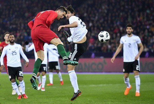 Ronaldo so tài Salah, Bồ Đào Nha hạ Ai Cập phút bù giờ - Ảnh 2.