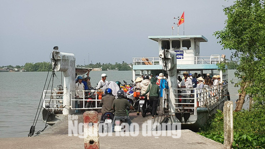 Bến đò ngưng hoạt động, dân nháo nhào vì mắc kẹt bên sông - Ảnh 2.