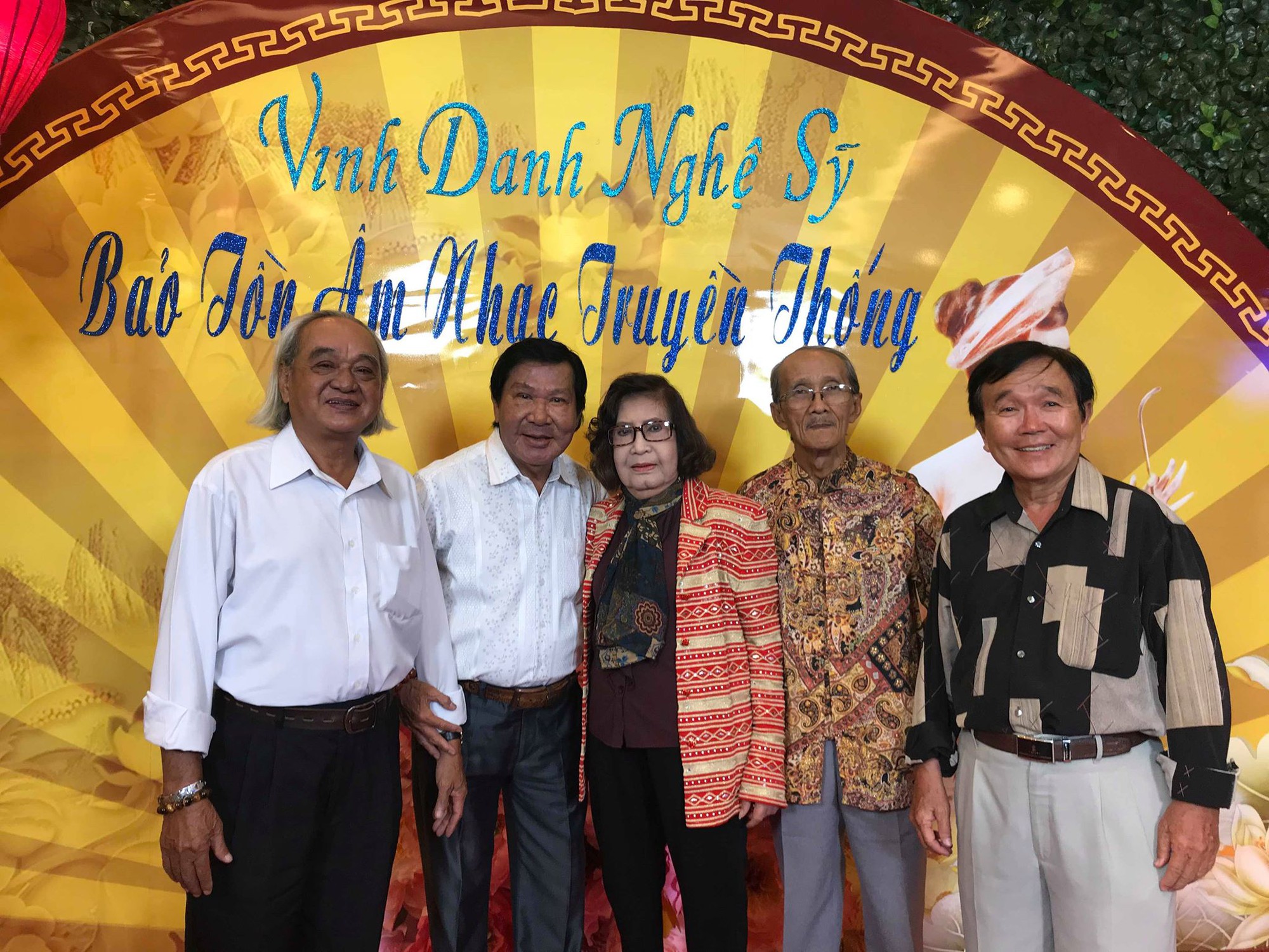 Nghệ sĩ thế hệ vàng ăn chay tưởng nhớ hai soạn giả Hà Triều, Hoa Phượng - Ảnh 8. Nghệ sĩ thế hệ vàng ăn chay tưởng nhớ hai soạn giả Hà Triều, Hoa Phượng - Ảnh 8.