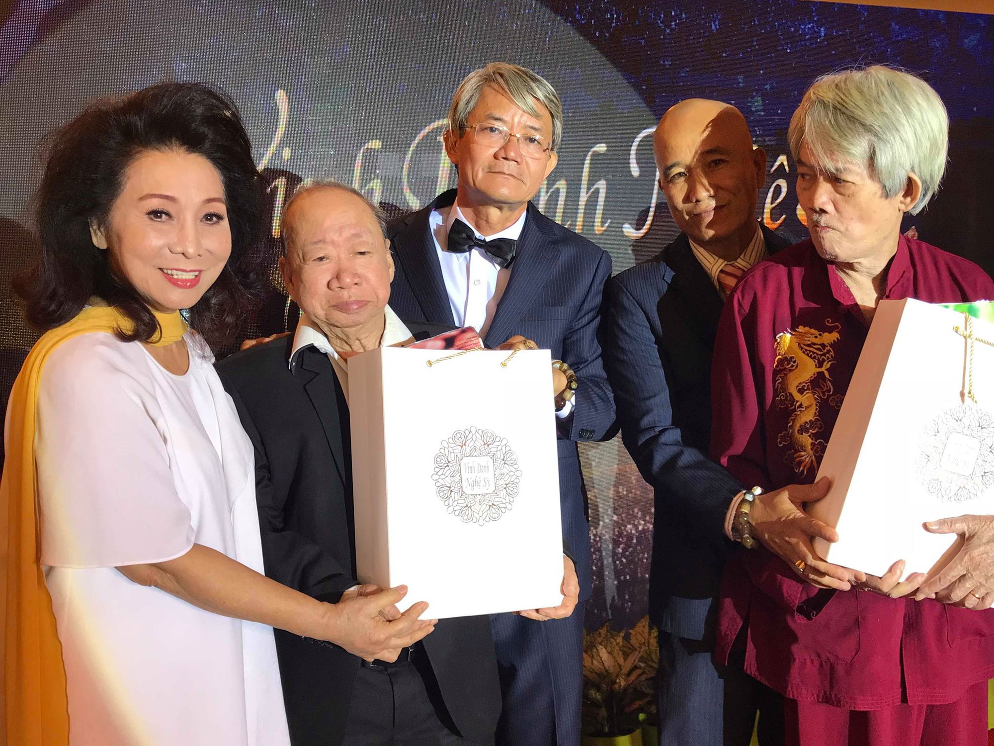 Nghệ sĩ thế hệ vàng ăn chay tưởng nhớ hai soạn giả Hà Triều, Hoa Phượng - Ảnh 5. Nghệ sĩ thế hệ vàng ăn chay tưởng nhớ hai soạn giả Hà Triều, Hoa Phượng - Ảnh 5.