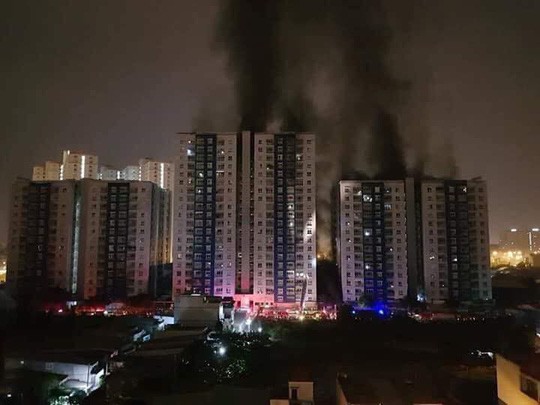 Người dân TP HCM lo lắng tình trạng cháy chung cư, lấn vỉa hè - Ảnh 2.