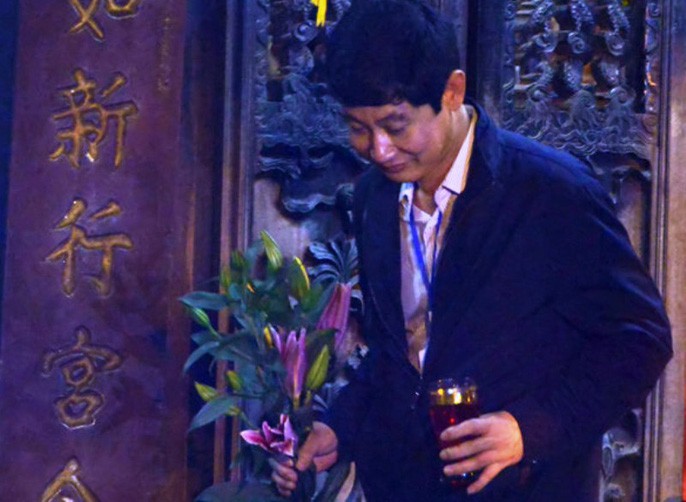 Phát lộc Đền Trần sao trọng cán bộ, xem nhẹ dân? - Ảnh 1. Phát lộc Đền Trần sao trọng cán bộ, xem nhẹ dân? - Ảnh 1.