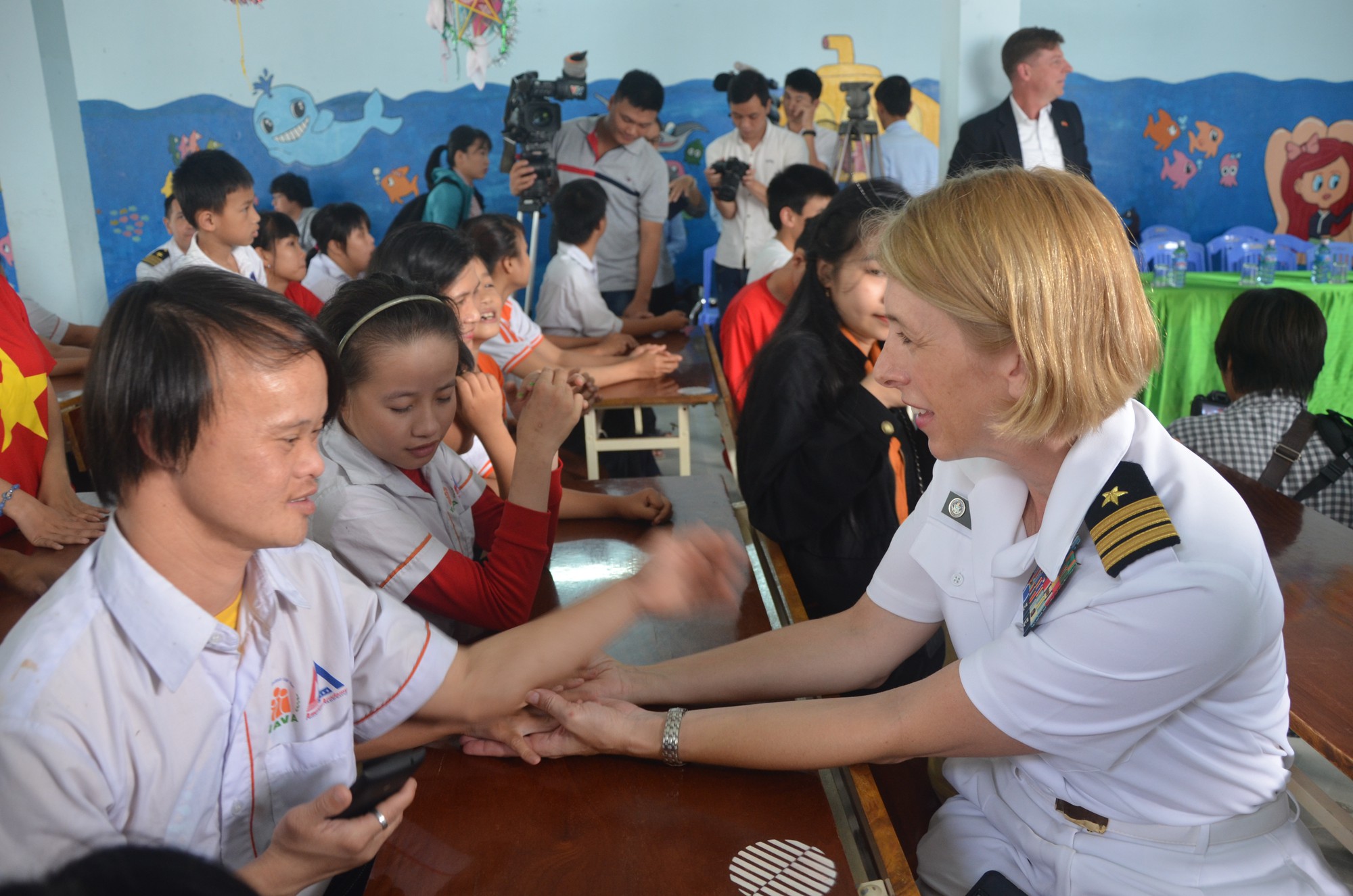 Hải quân tàu sân bay Mỹ cháy hết mình với trẻ em da cam - Ảnh 10.