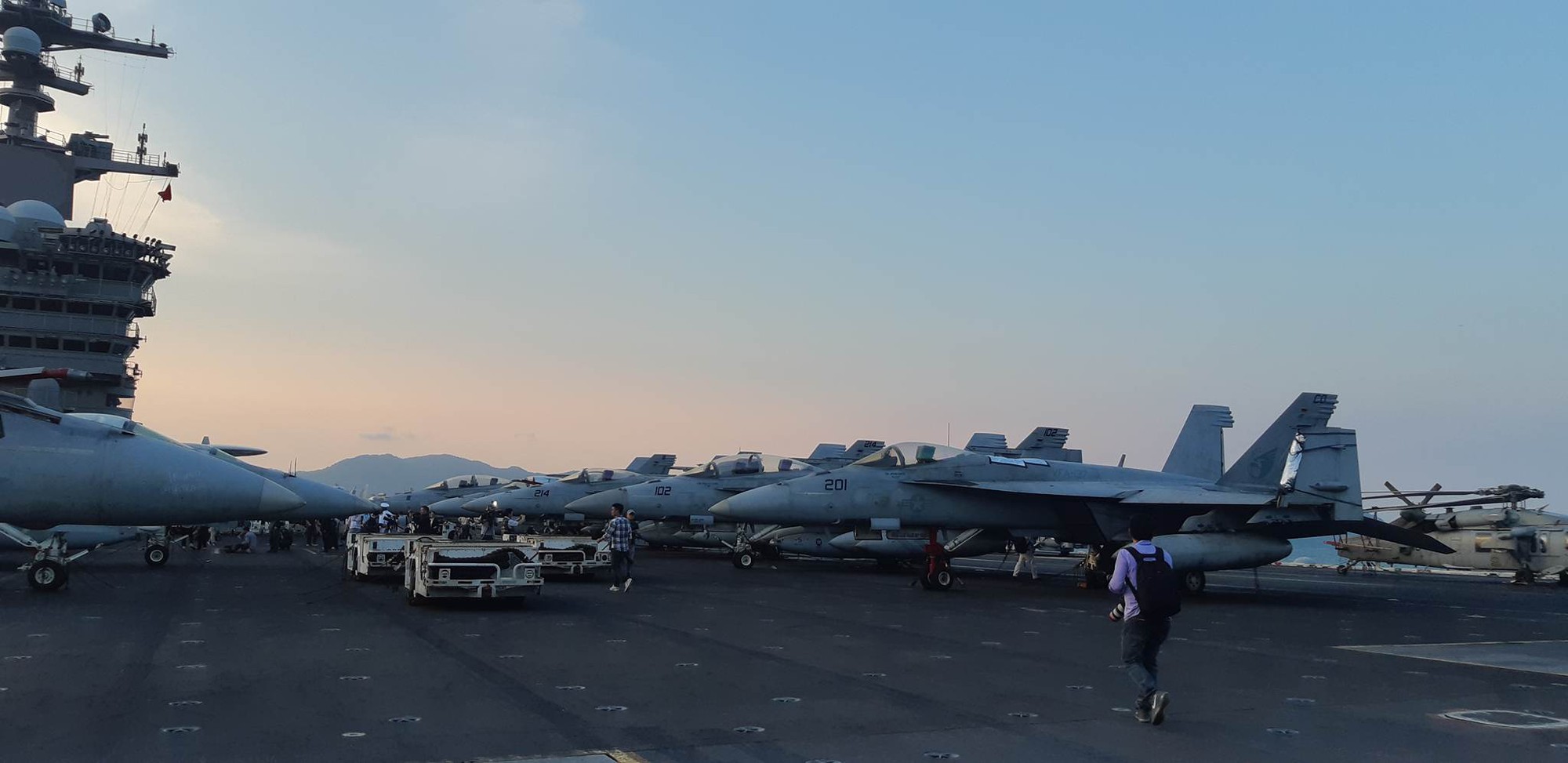 Ngắm dàn máy bay khủng trên tàu sân bay USS Carl Vinson - Ảnh 1.