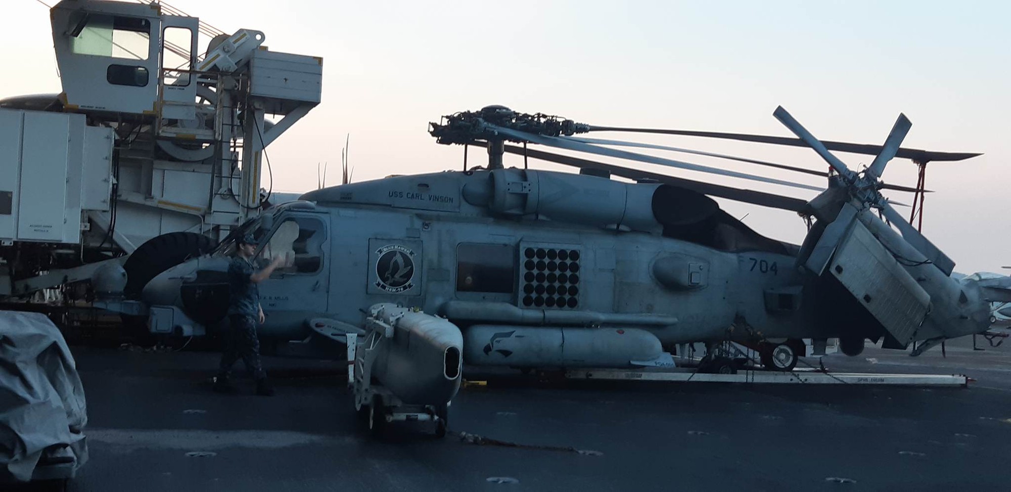 Ngắm dàn máy bay khủng trên tàu sân bay USS Carl Vinson - Ảnh 6.