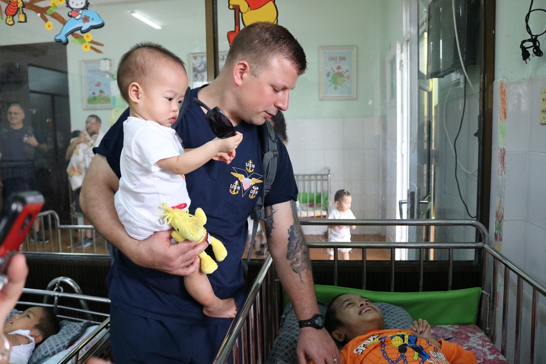 Chùm ảnh xúc động của thủy thủ tàu sân bay Mỹ thăm trẻ em mồ côi - Ảnh 7.