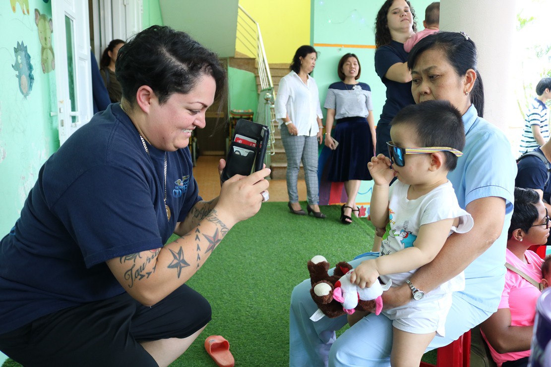 Chùm ảnh xúc động của thủy thủ tàu sân bay Mỹ thăm trẻ em mồ côi - Ảnh 10.