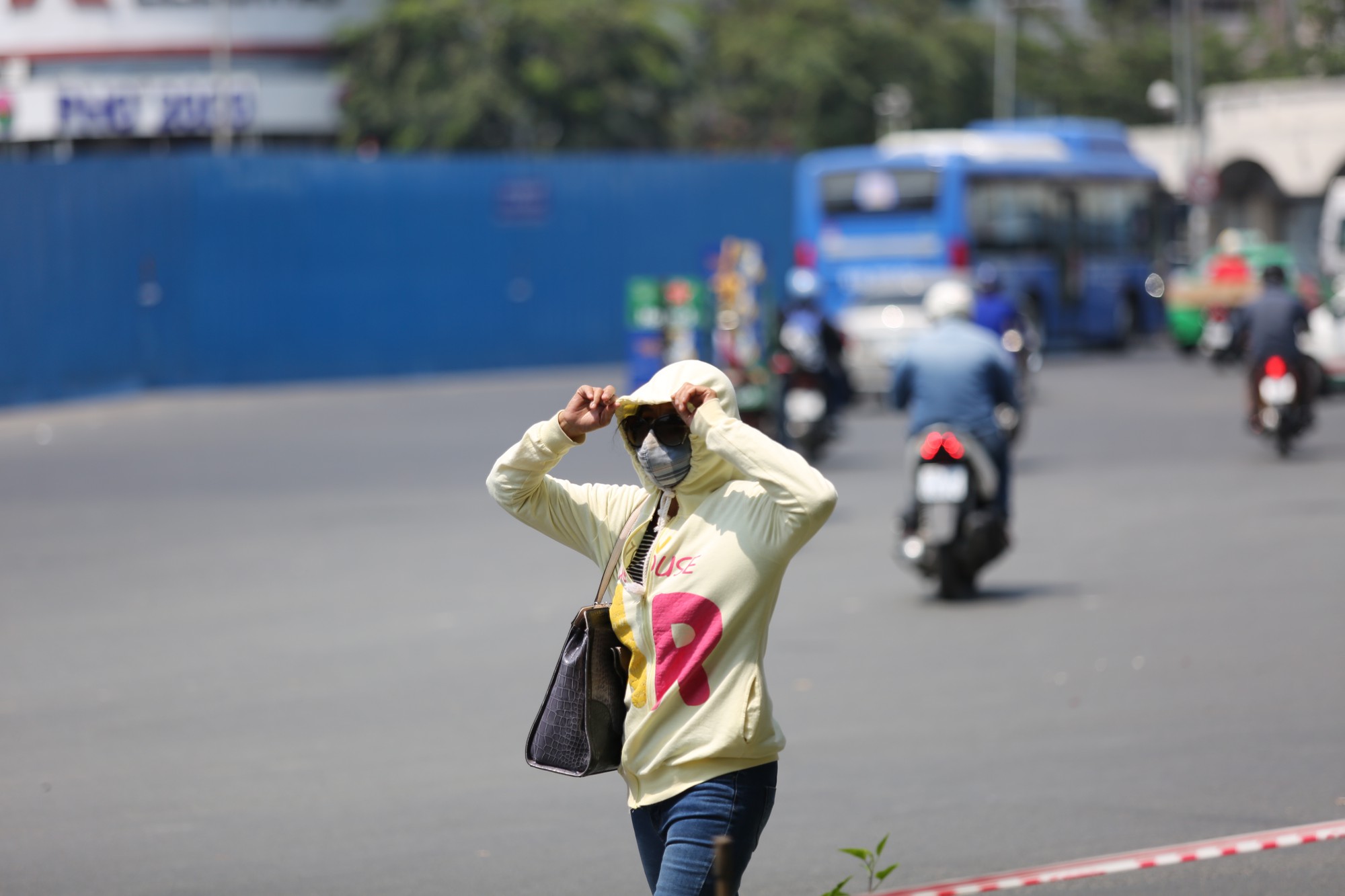 Nhiệt độ ở Sài Gòn lên đến 39 độ C, kéo dài đến tháng 5 - Ảnh 2.