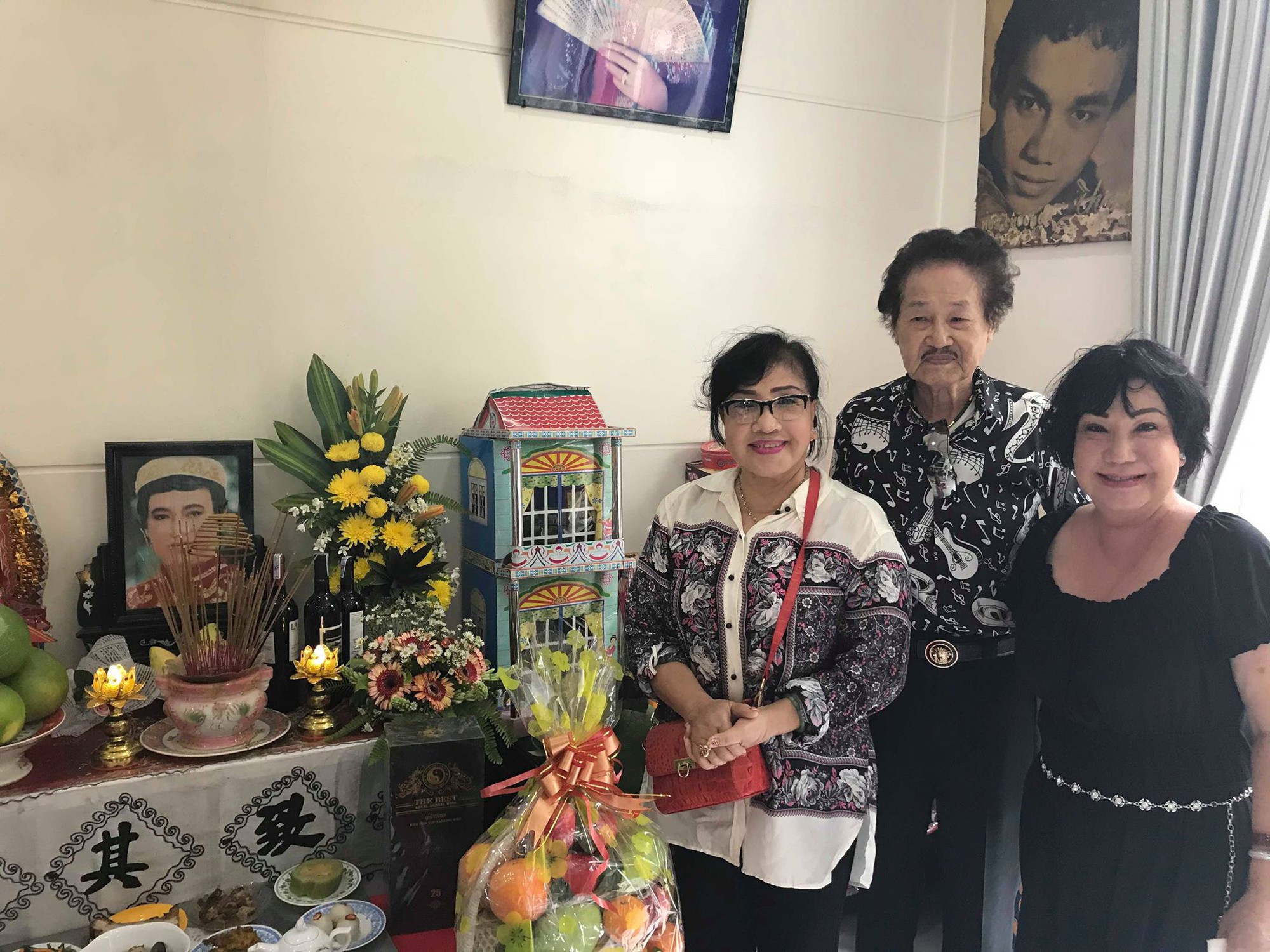 Minh Vương ca b&ecirc;n cầu dệt lụa tưởng nhớ Thanh Sang trong ng&agrave;y giỗ đầu - Ảnh 2.