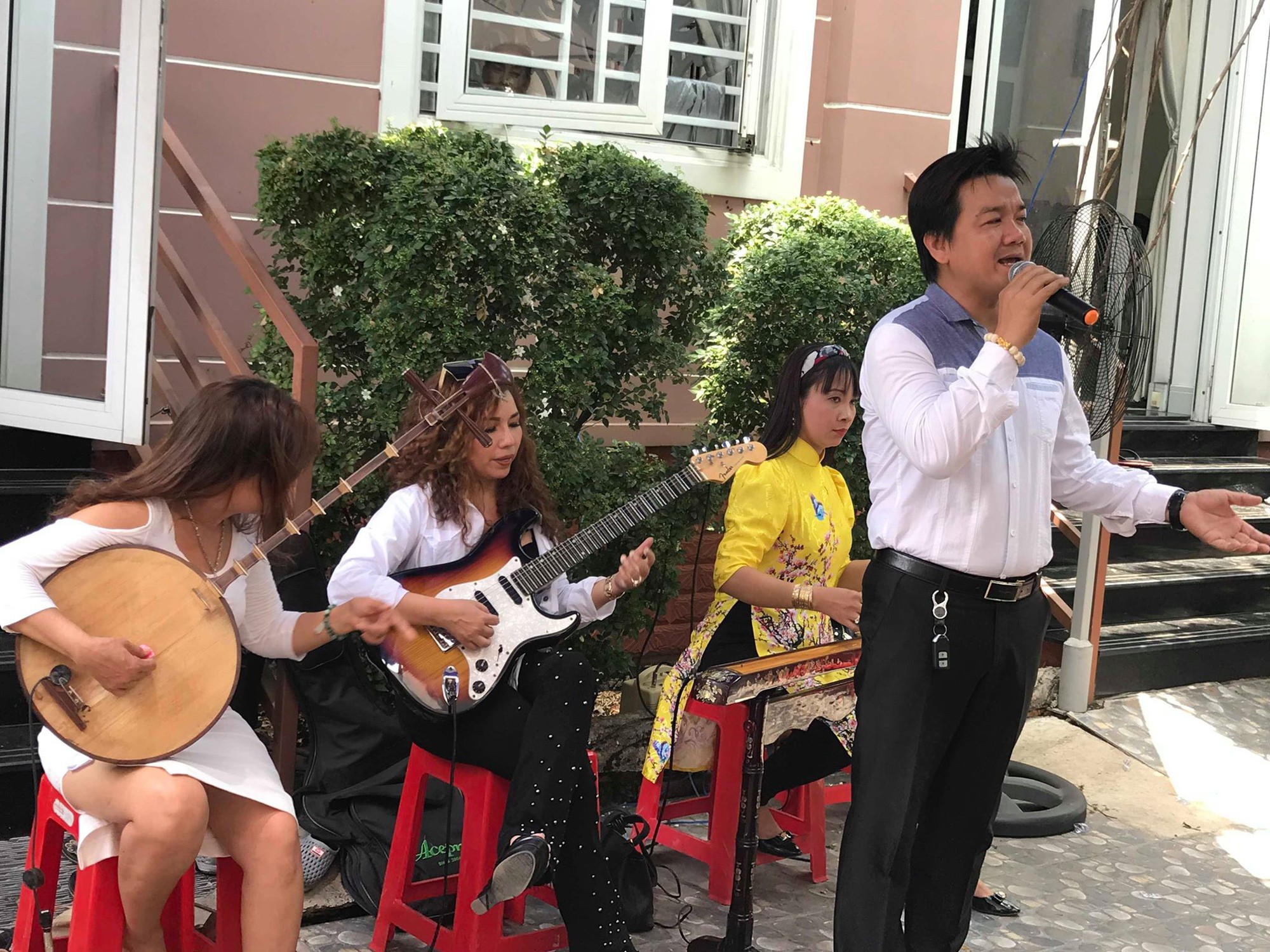 Minh Vương ca b&ecirc;n cầu dệt lụa tưởng nhớ Thanh Sang trong ng&agrave;y giỗ đầu - Ảnh 4.