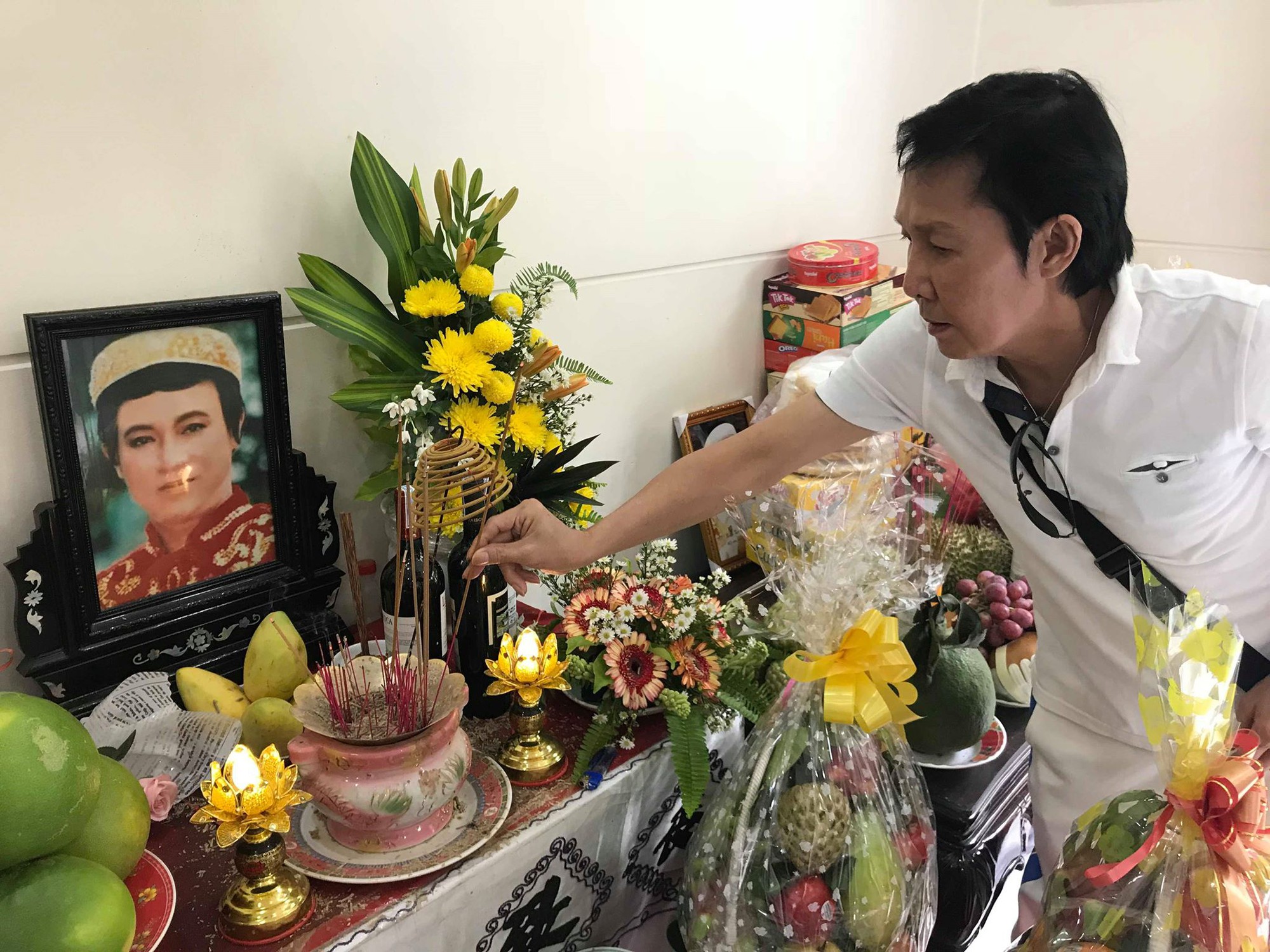 Minh Vương ca b&ecirc;n cầu dệt lụa tưởng nhớ Thanh Sang trong ng&agrave;y giỗ đầu - Ảnh 3.