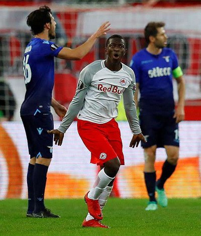Bò đỏ Salzburg đại náo Europa League, Arsenal thoát hiểm thần kỳ - Ảnh 2.