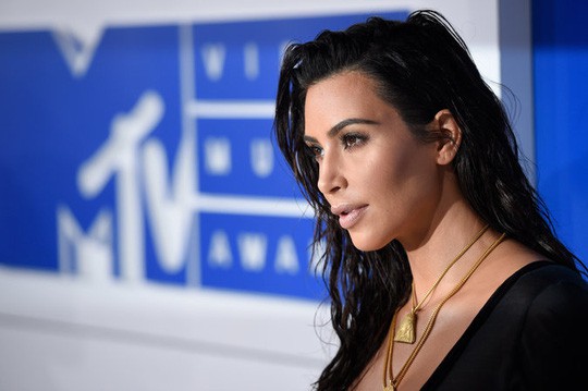 Pháp buộc tội nghi phạm 11 trong vụ cướp Kim Kardashian - Ảnh 1.